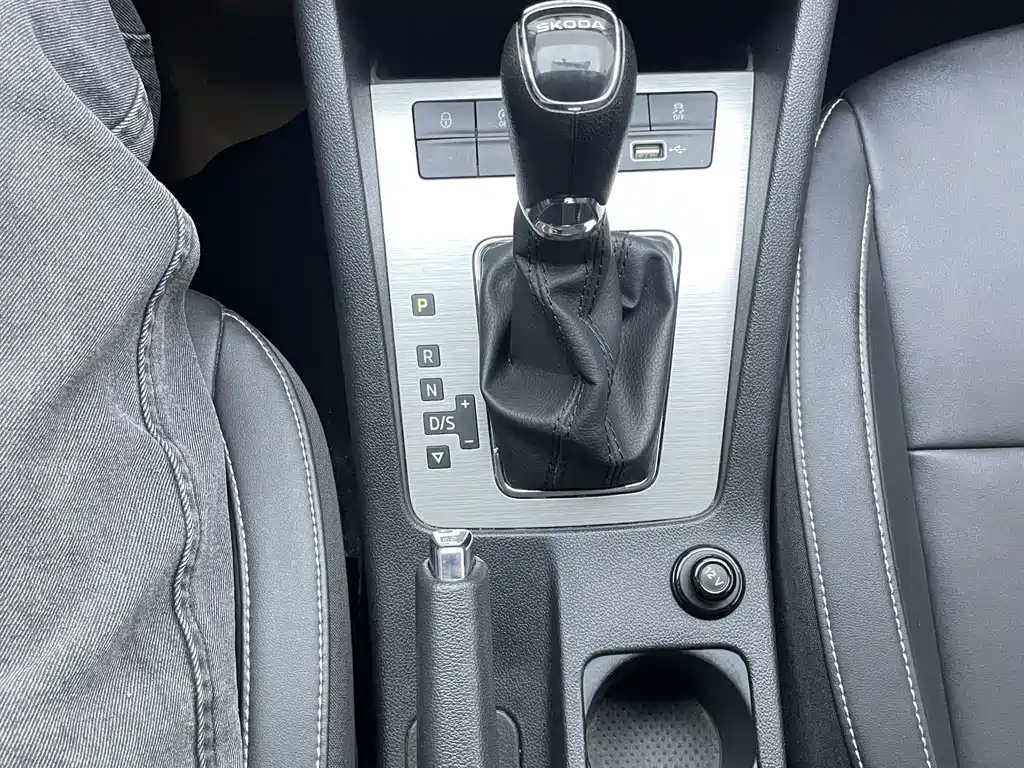 Skoda Octavia 2022 — фото 20