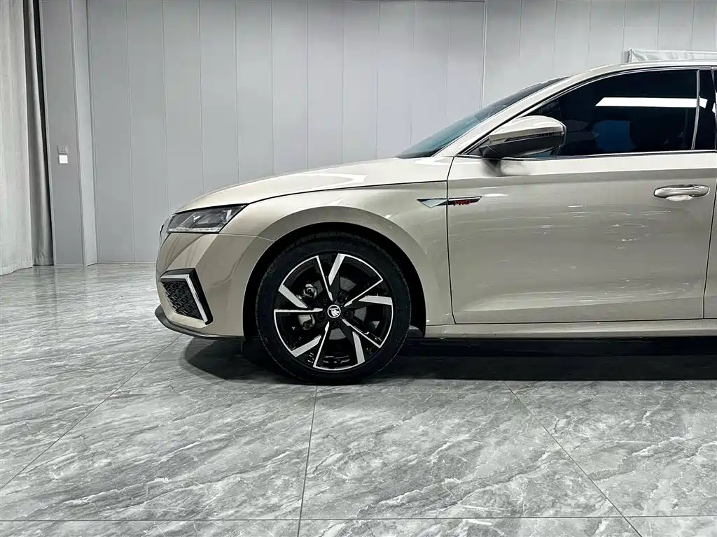 Skoda Octavia 2023 — фото 8