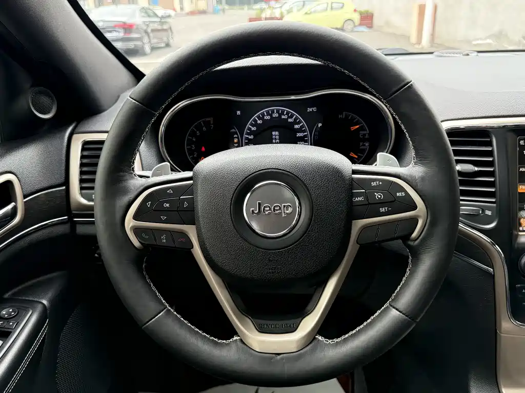 Jeep Grand Cherokee 2018 — фото 17