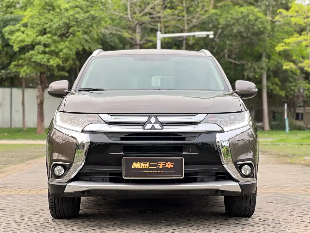 Mitsubishi Outlander 2017 — фото 2
