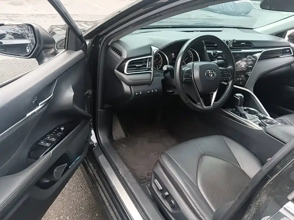 Toyota Camry 2018 — фото 16
