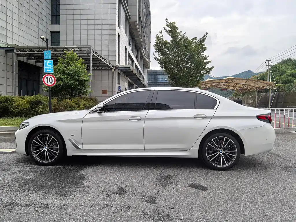 BMW 5 Series 2021 — фото 16