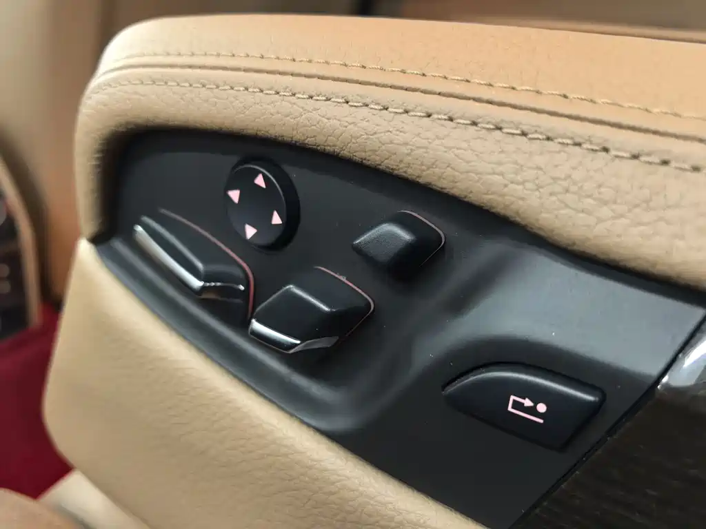 BMW 7 Series 2011 — фото 13