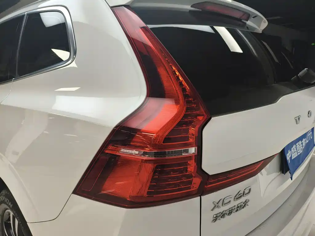Volvo XC60 2018 — фото 10
