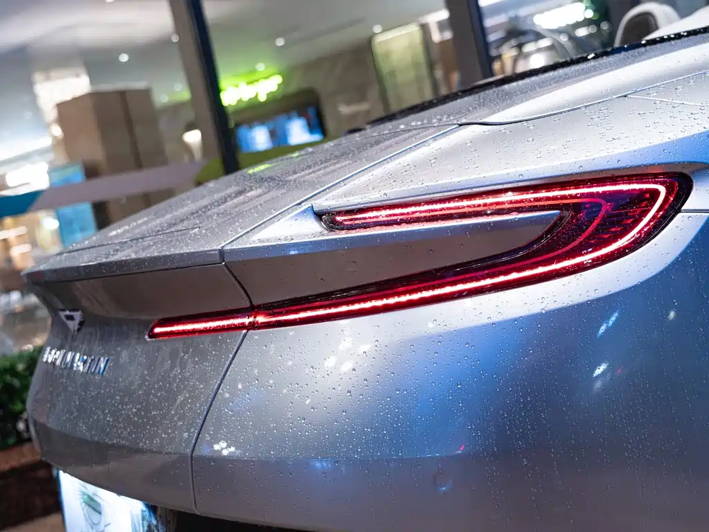 Aston Martin DB11 2023 — фото 14