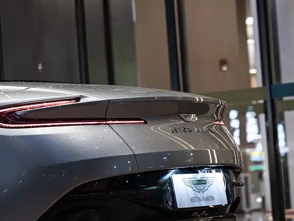 Aston Martin DB11 2023