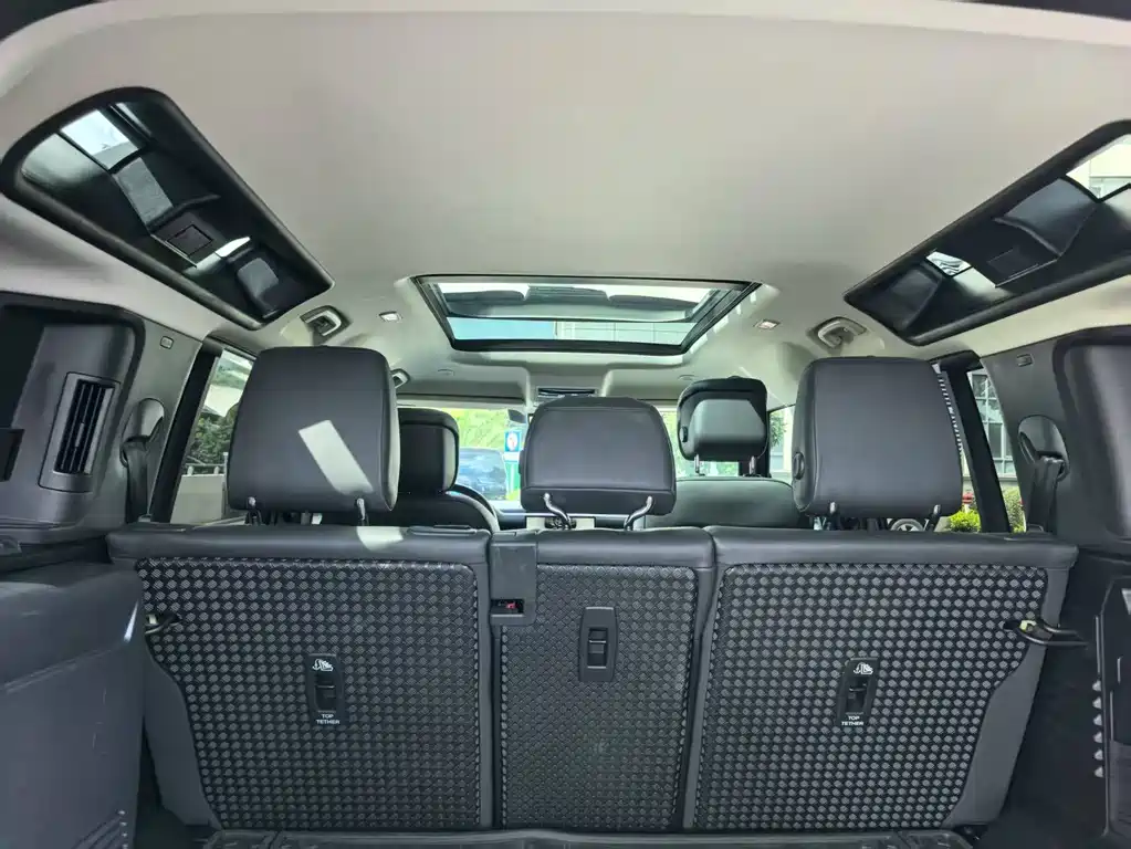 Land Rover Defender 2023 — фото 15