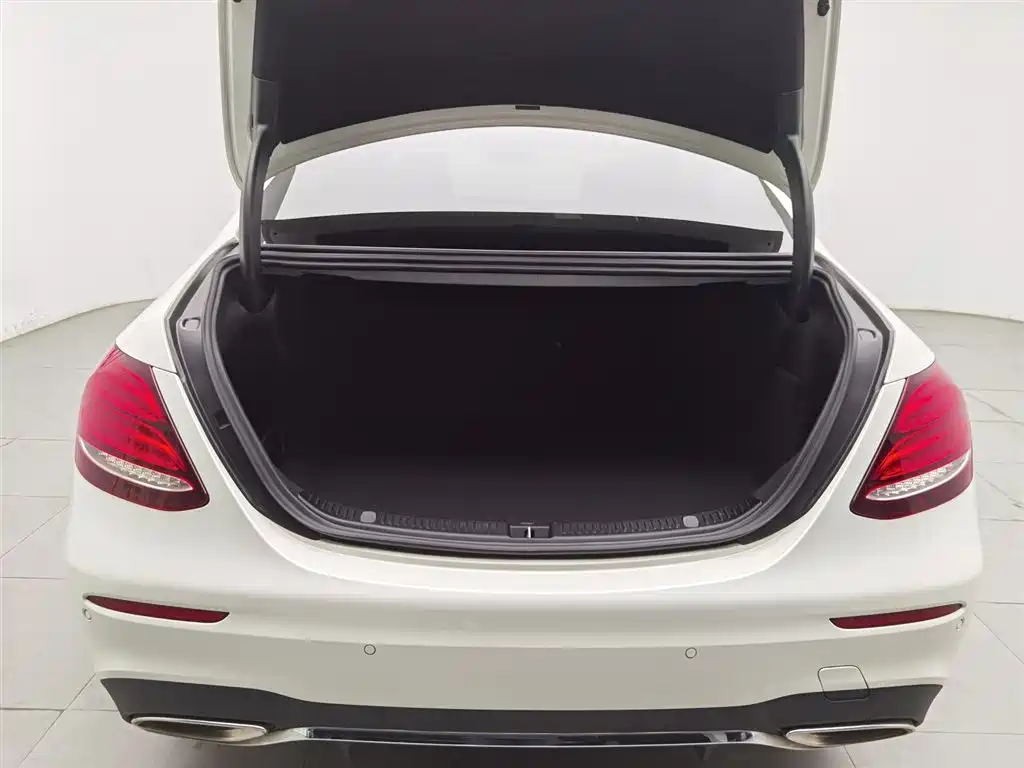 Mercedes-Benz E-Class 2019 — фото 16