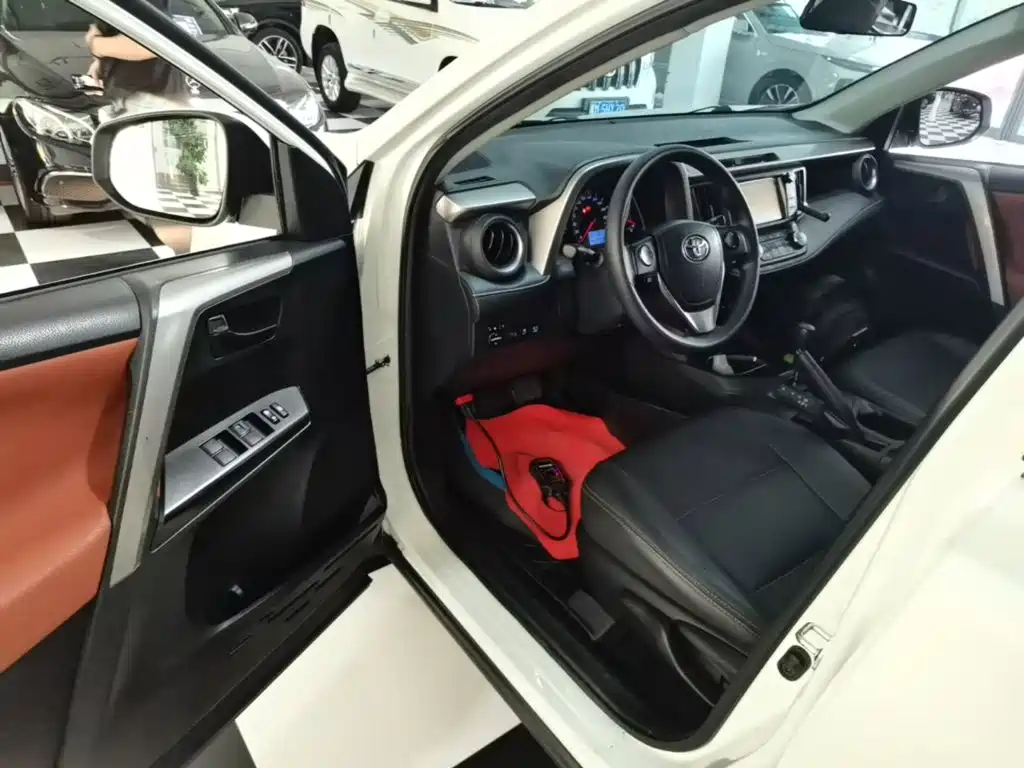 Toyota RAV4 2019 — фото 16