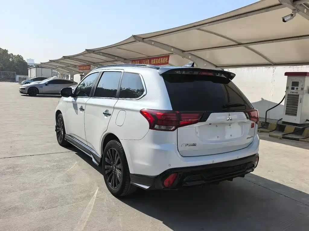 Mitsubishi Outlander 2022 — фото 10