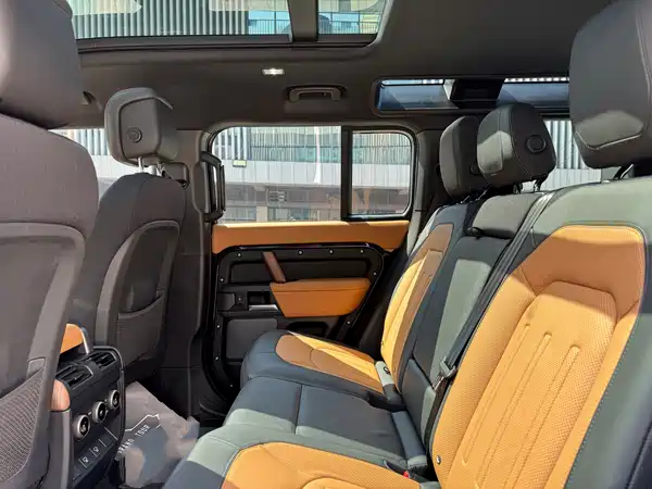 Land Rover Defender 2024