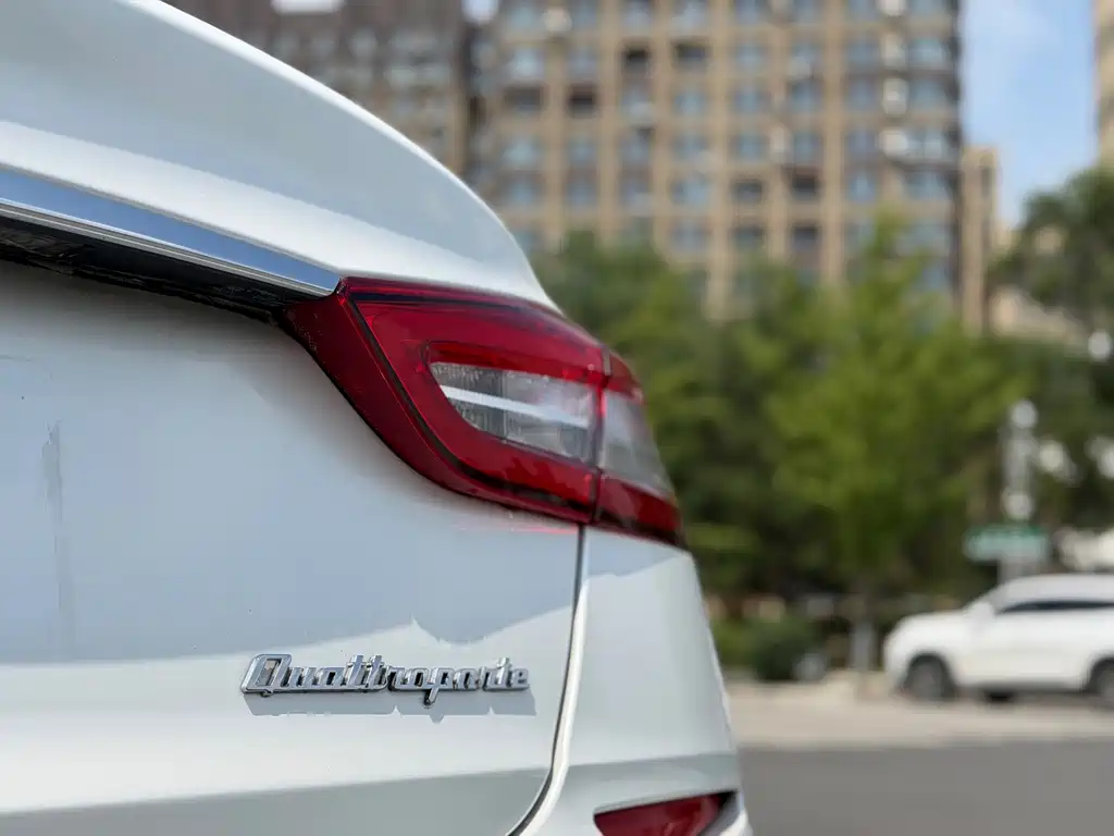 Maserati Quattroporte 2015 — фото 14