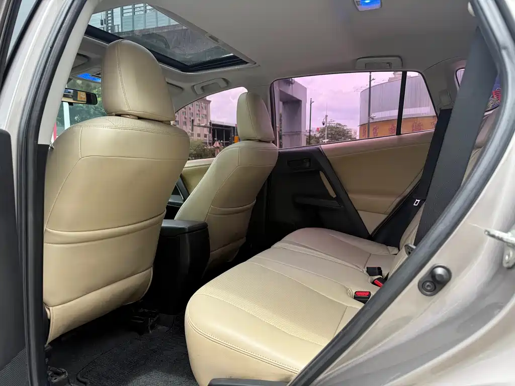 Toyota RAV4 2016 — фото 11