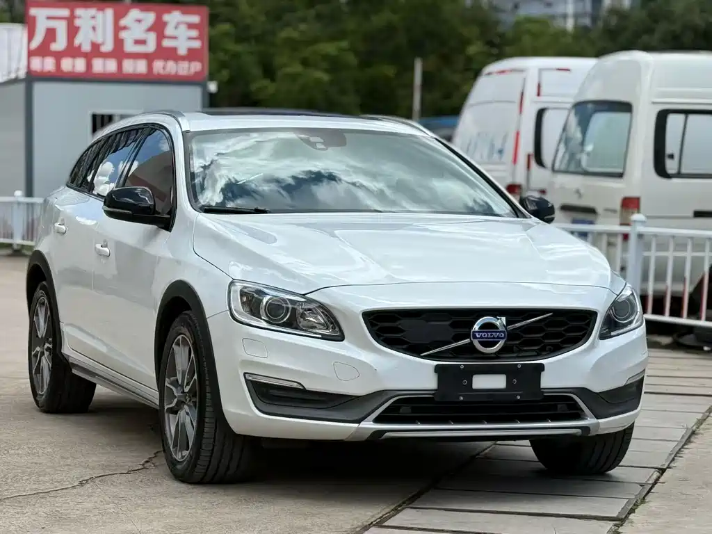 Volvo V60 2016 — фото 1