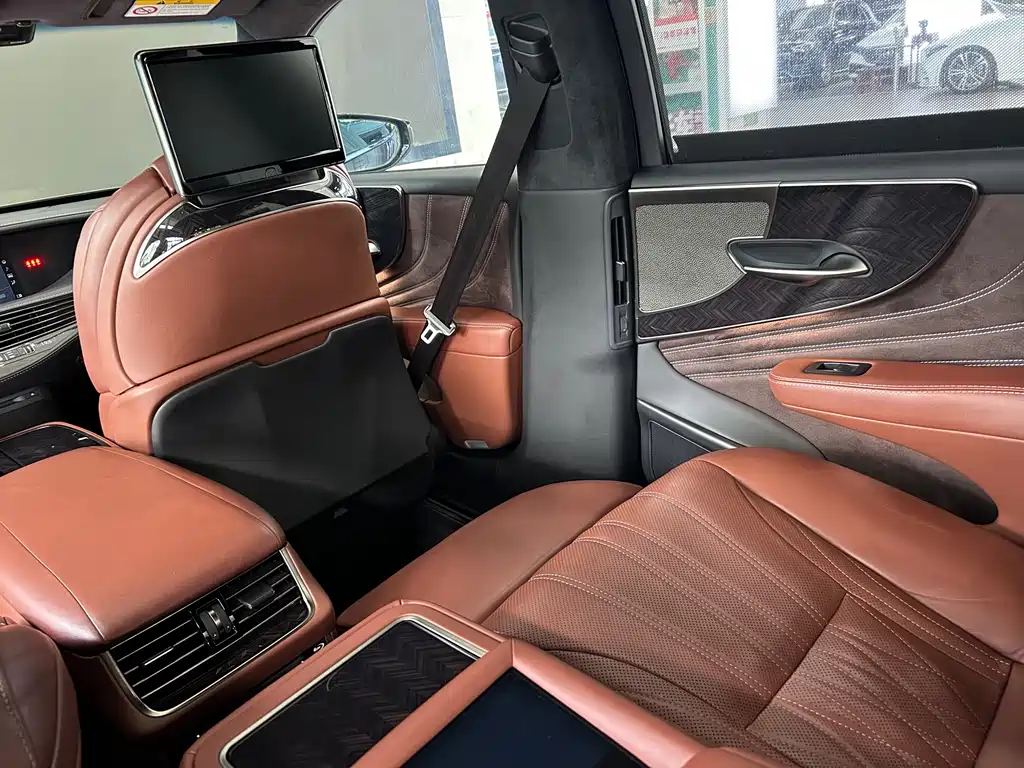 Lexus LS 2018 — фото 15