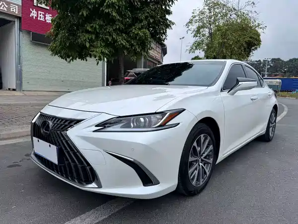 Lexus ES 2023