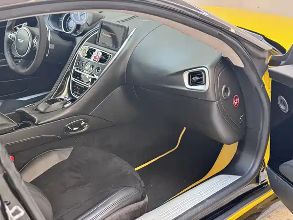 Aston Martin DB11 2019