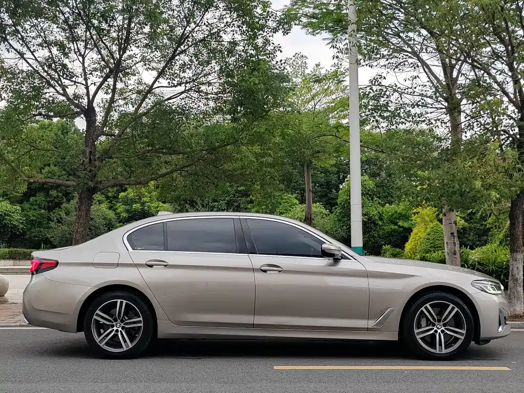 BMW 5 Series 2022 — фото 16