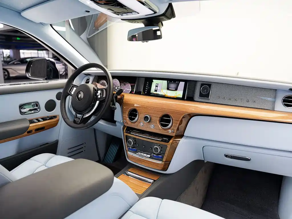 Rolls-Royce Phantom 2020 — фото 17