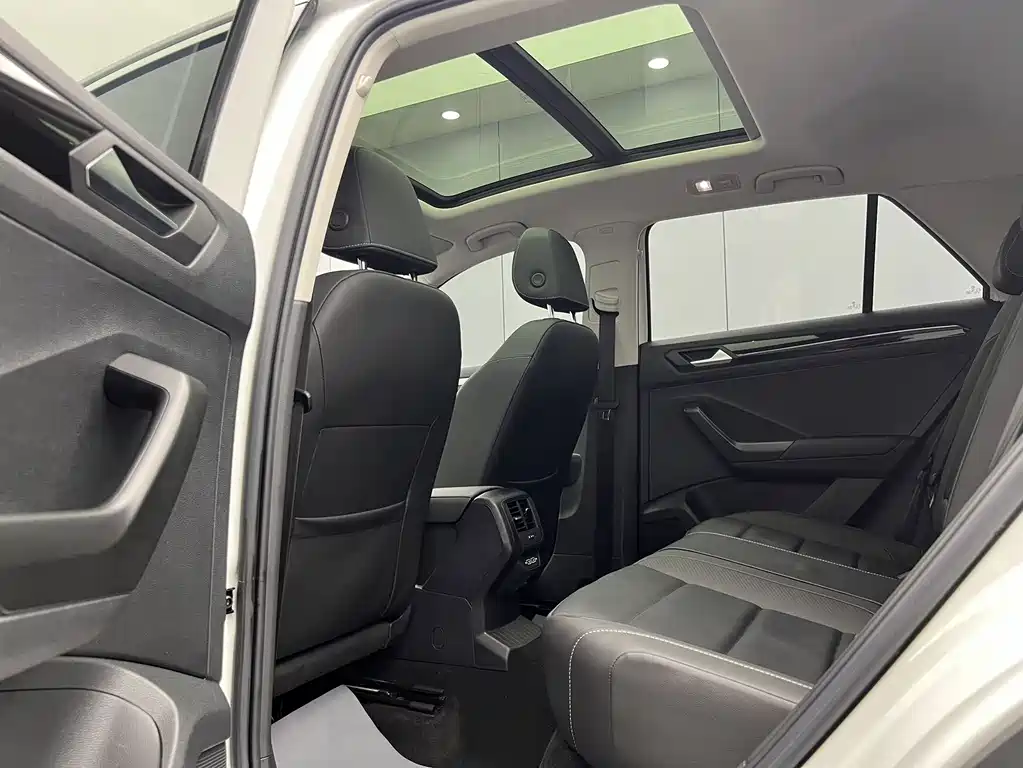 Volkswagen T-Roc 2022 — фото 8