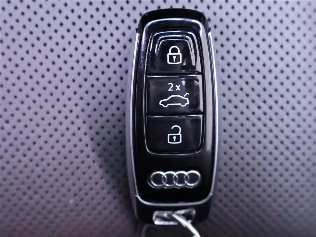 Audi A8 2021 — фото 25
