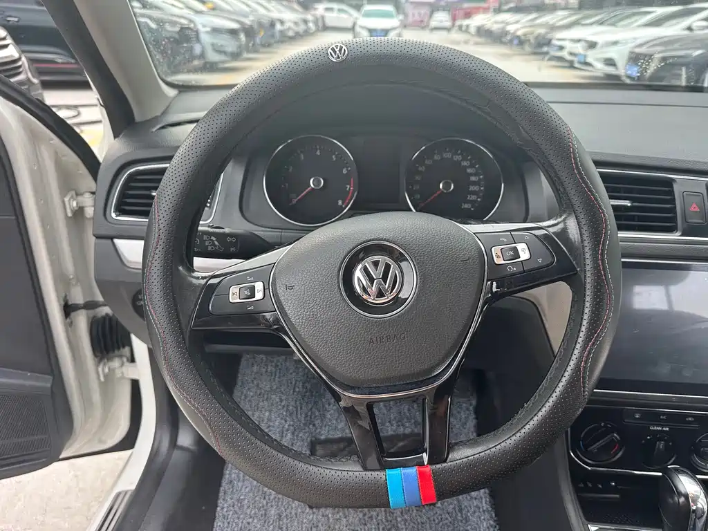 Volkswagen Lavida 2017 — фото 12