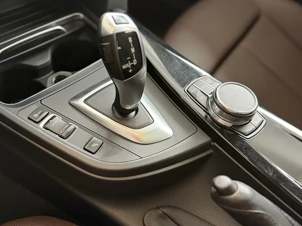 BMW 3 Series 2019 — фото 13