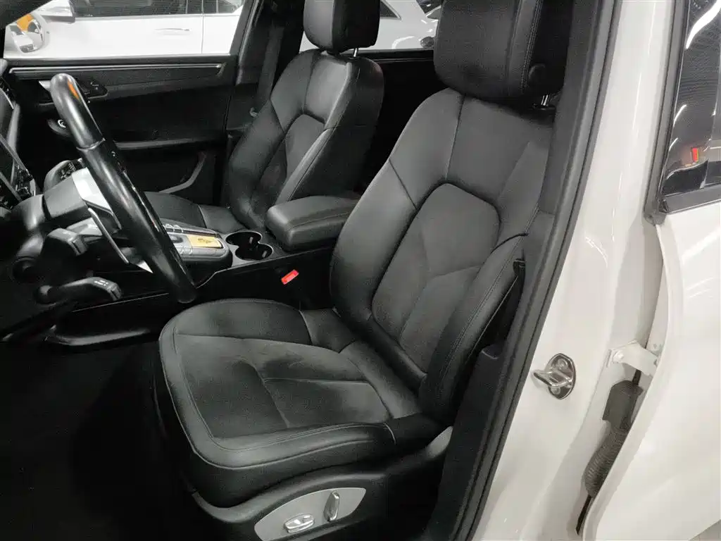 Porsche Macan 2017 — фото 15