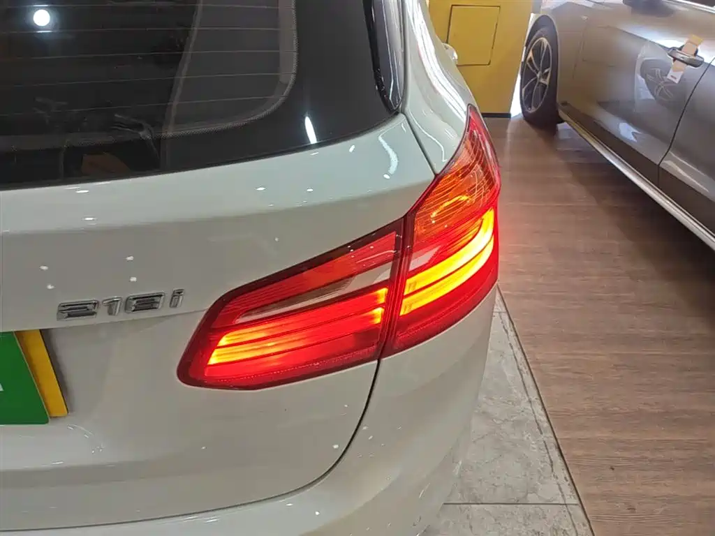 BMW 2 Series Active Tourer 2017 — фото 8