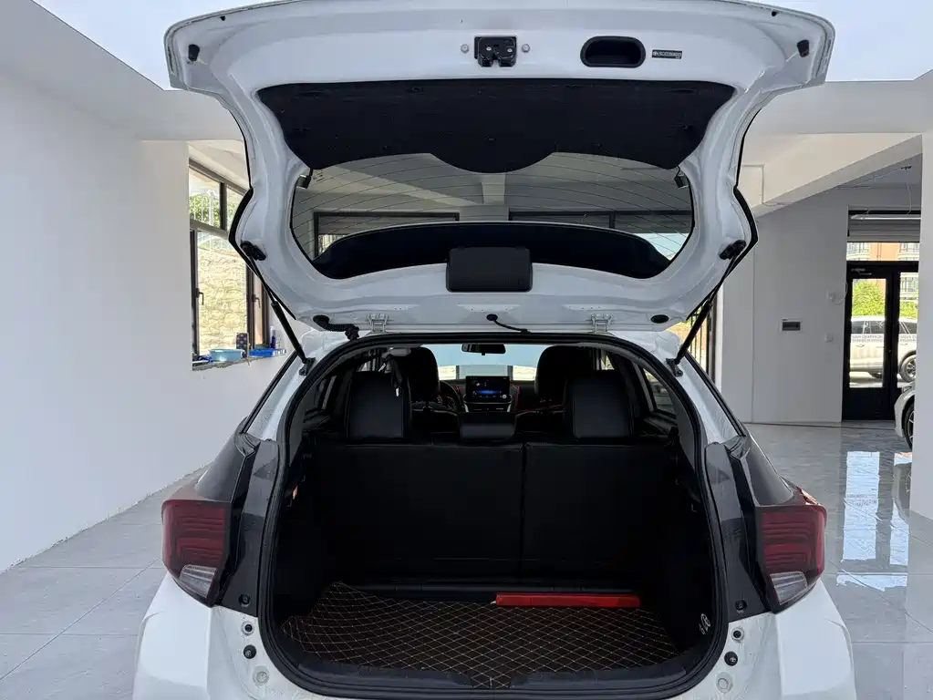 Toyota Yaris L 2022 — фото 13