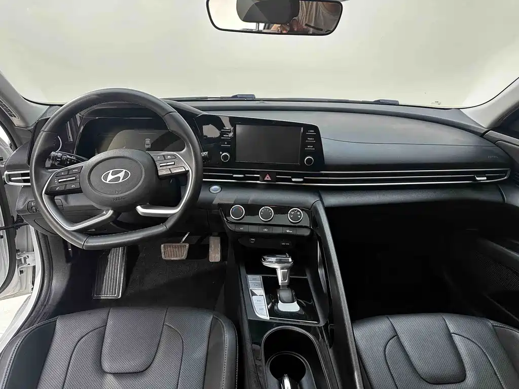 Hyundai Elantra 2023 — фото 17
