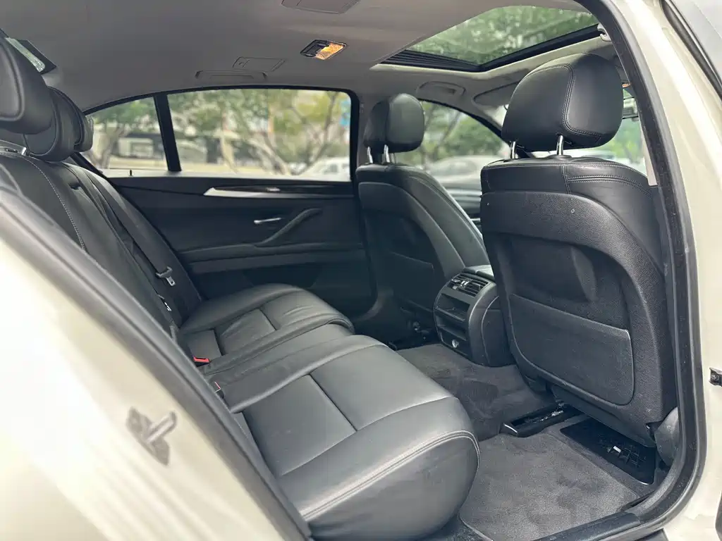 BMW 5 Series 2015 — фото 10