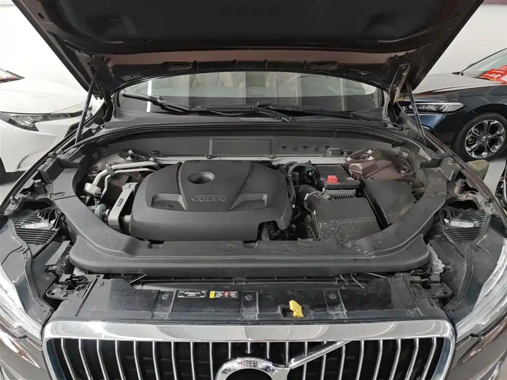 Volvo XC60 2018 — фото 16