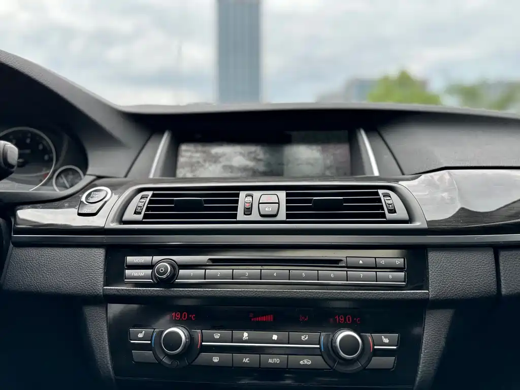 BMW 5 Series 2015 — фото 18