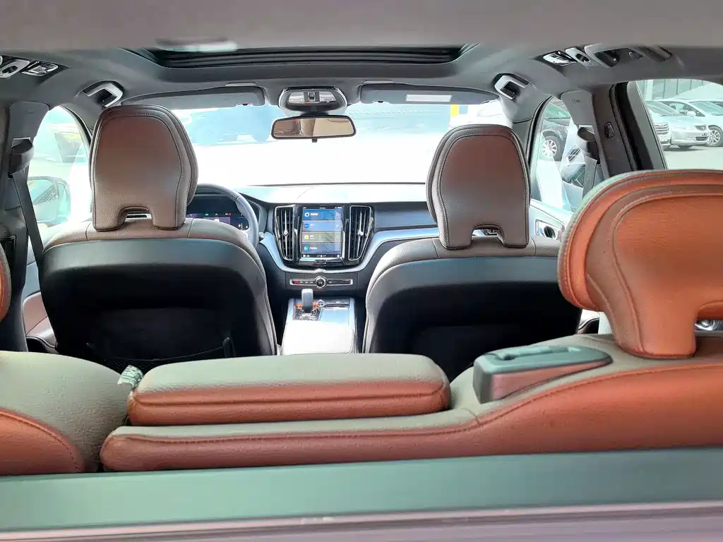 Volvo XC60 2021 — фото 10