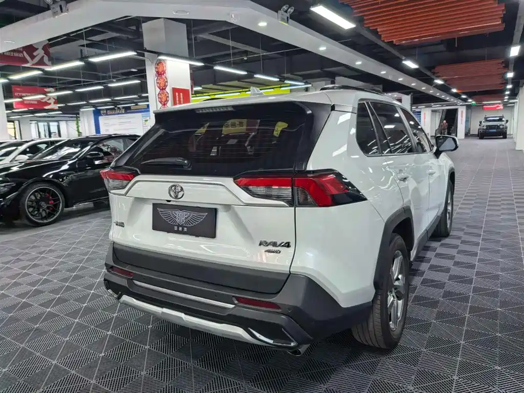Toyota RAV4 2022 — фото 16