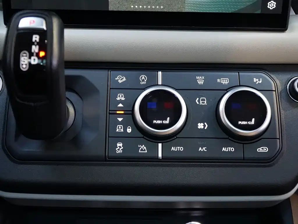 Land Rover Defender 2021 — фото 16