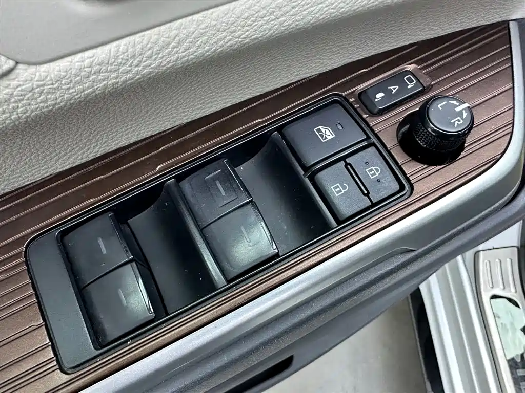Toyota Sienna 2023 — фото 27