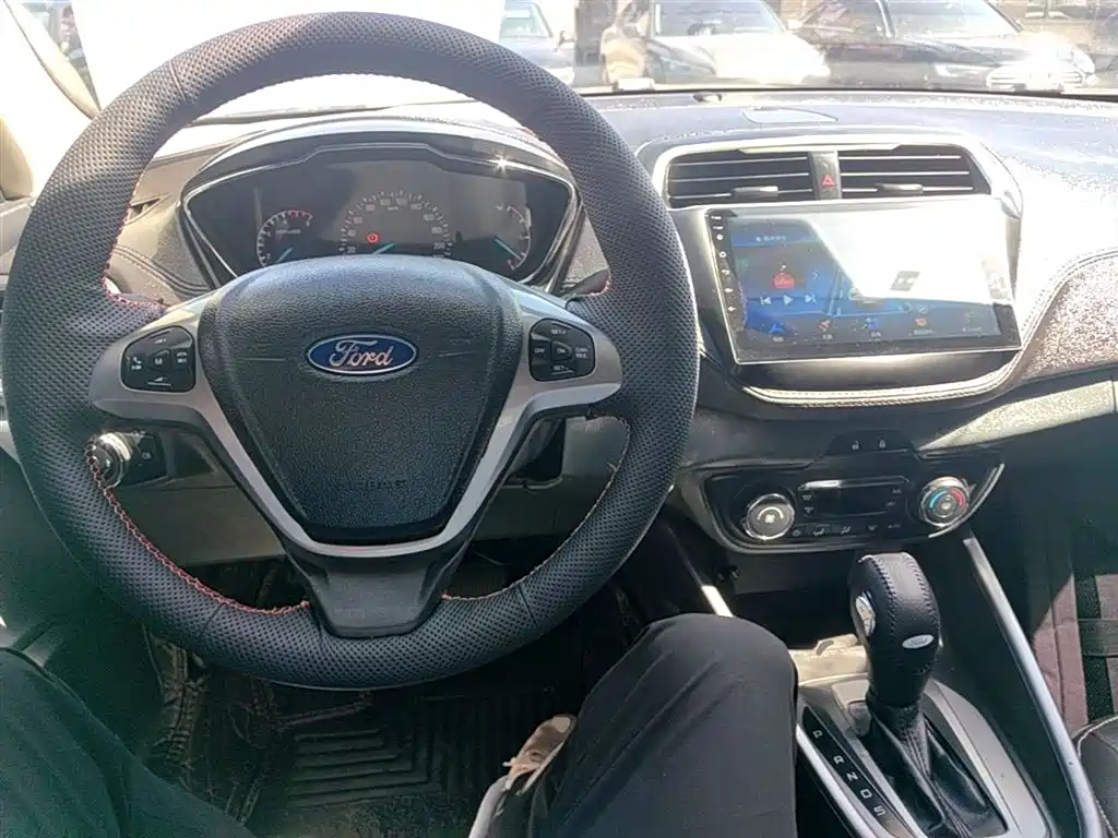 Ford Escort 2016 — фото 10
