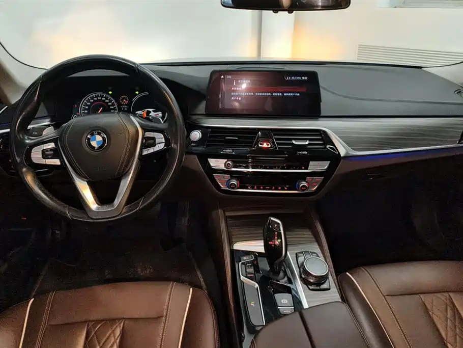 BMW 5 Series 2018 — фото 12