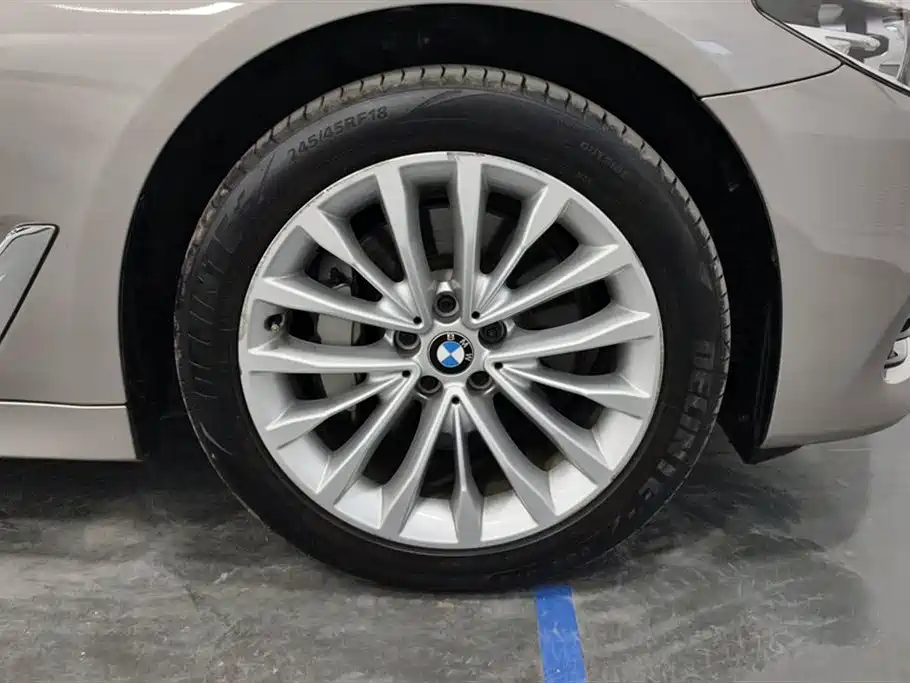 BMW 5 Series 2018 — фото 6