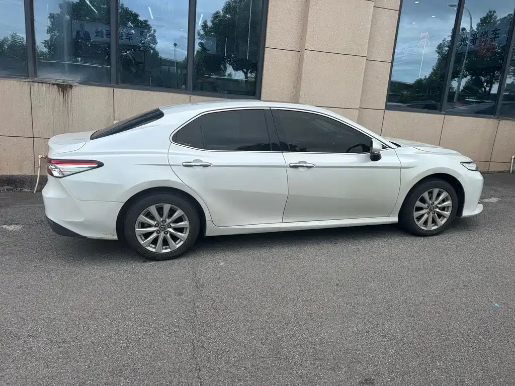 Toyota Camry 2019 — фото 4