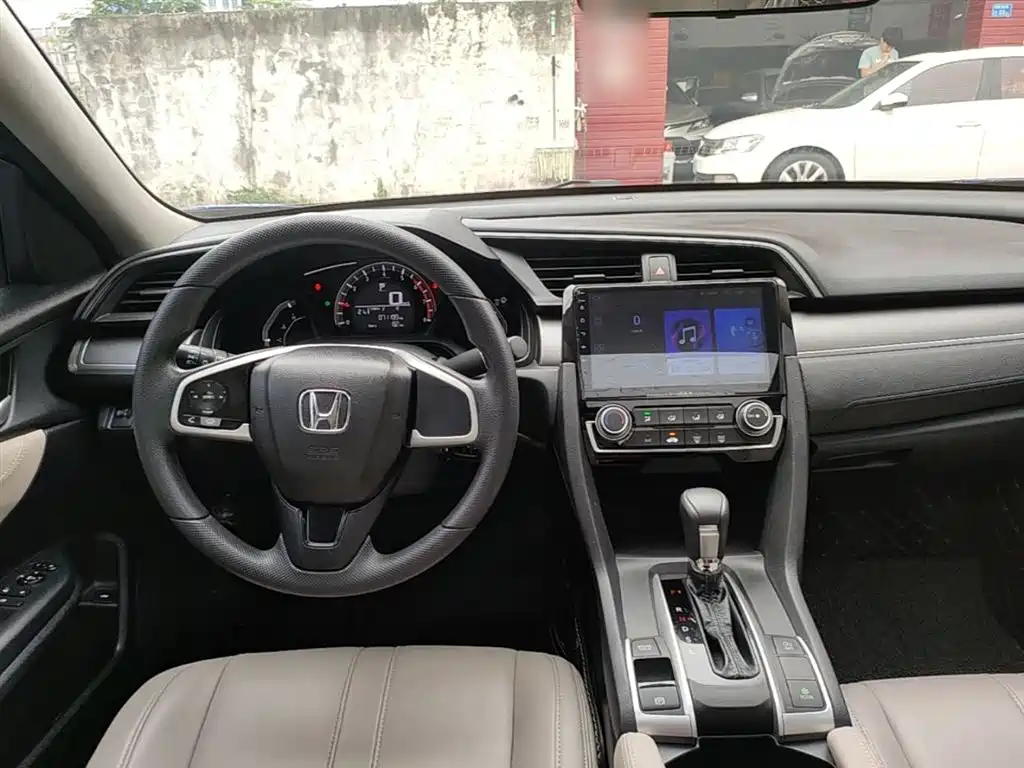 Honda Civic 2018 — фото 10