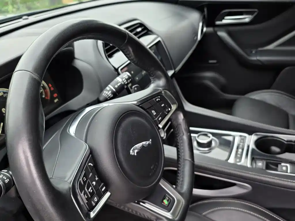 Jaguar F-PACE 2016 — фото 11