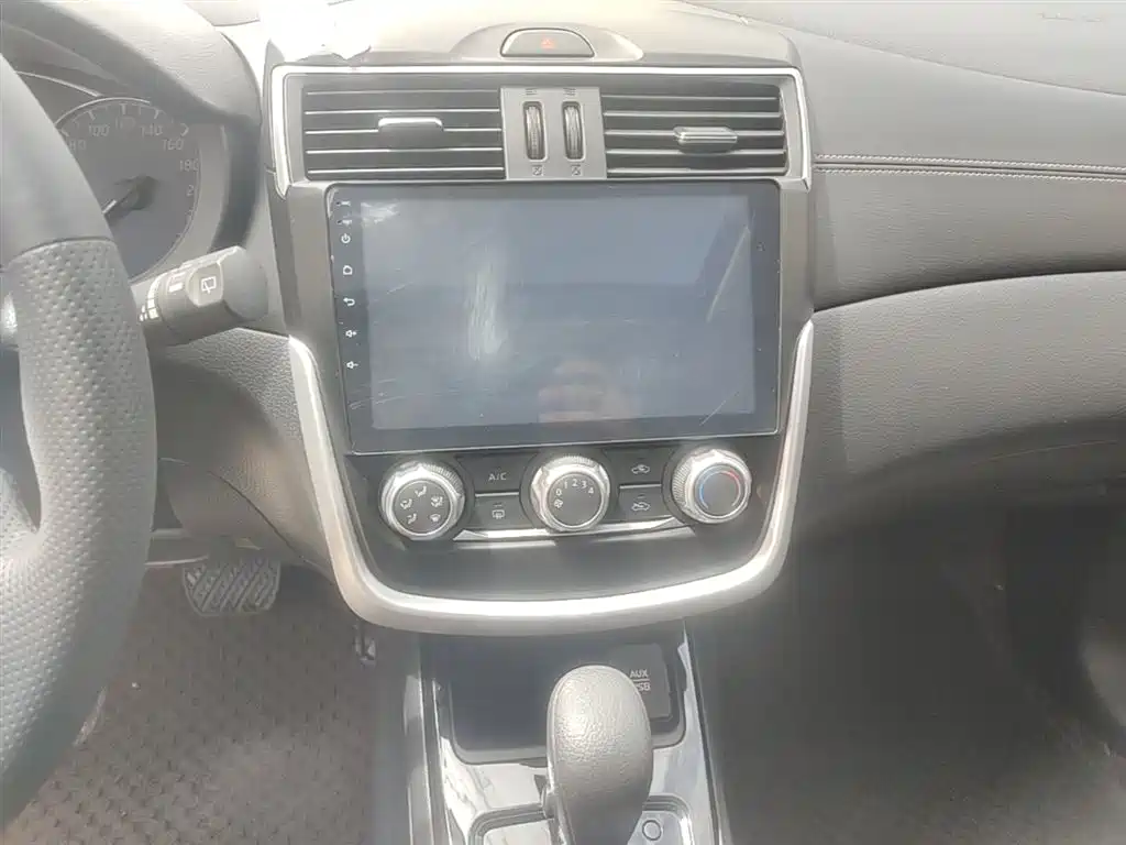Nissan Tiida 2017 — фото 13