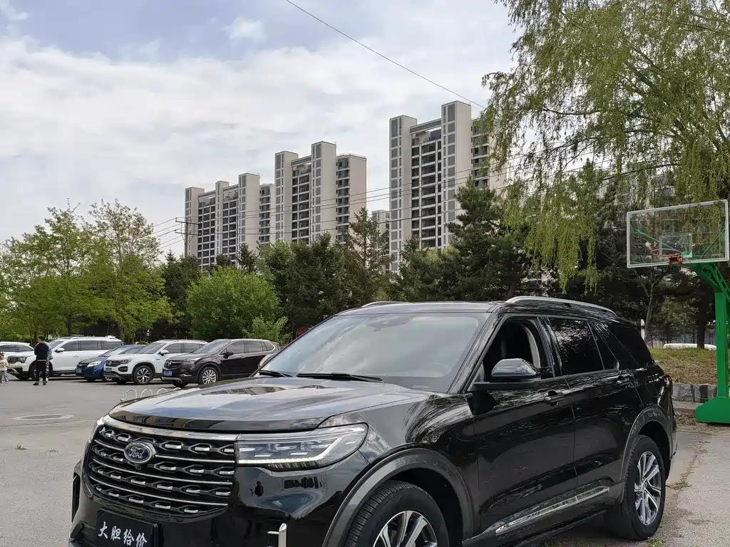 Ford Explorer 2023 — фото 1