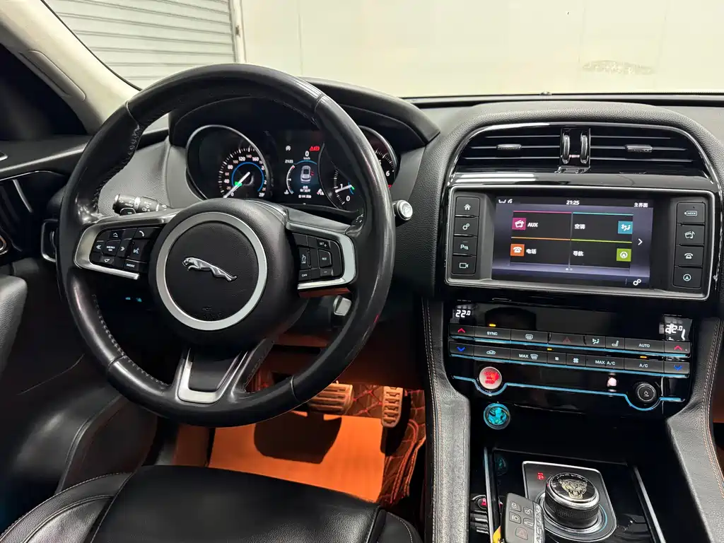 Jaguar F-PACE 2017 — фото 13