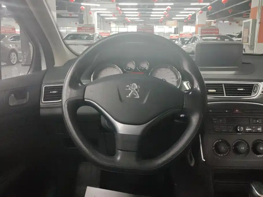 Peugeot 308 2014 — фото 15