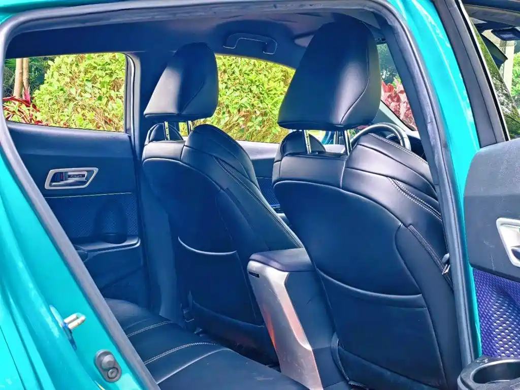 Toyota C-HR 2018 — фото 13