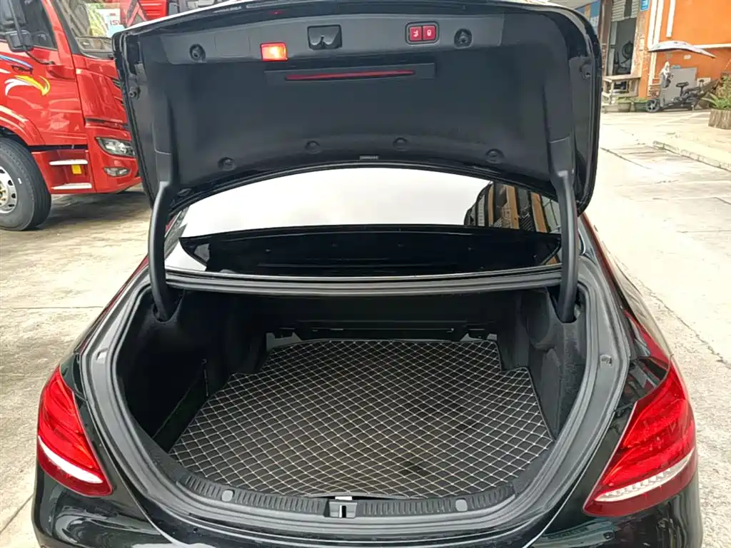 Mercedes-Benz E-Class 2019 — фото 15